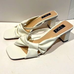 VICI Block Heels with Bow Accents SZ 9